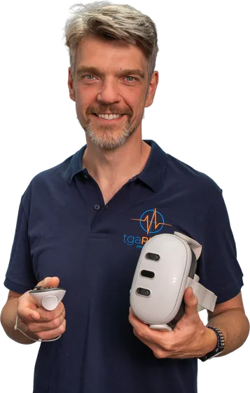 Roman Fritsches-Baguhl mit VR-Brille und Controller